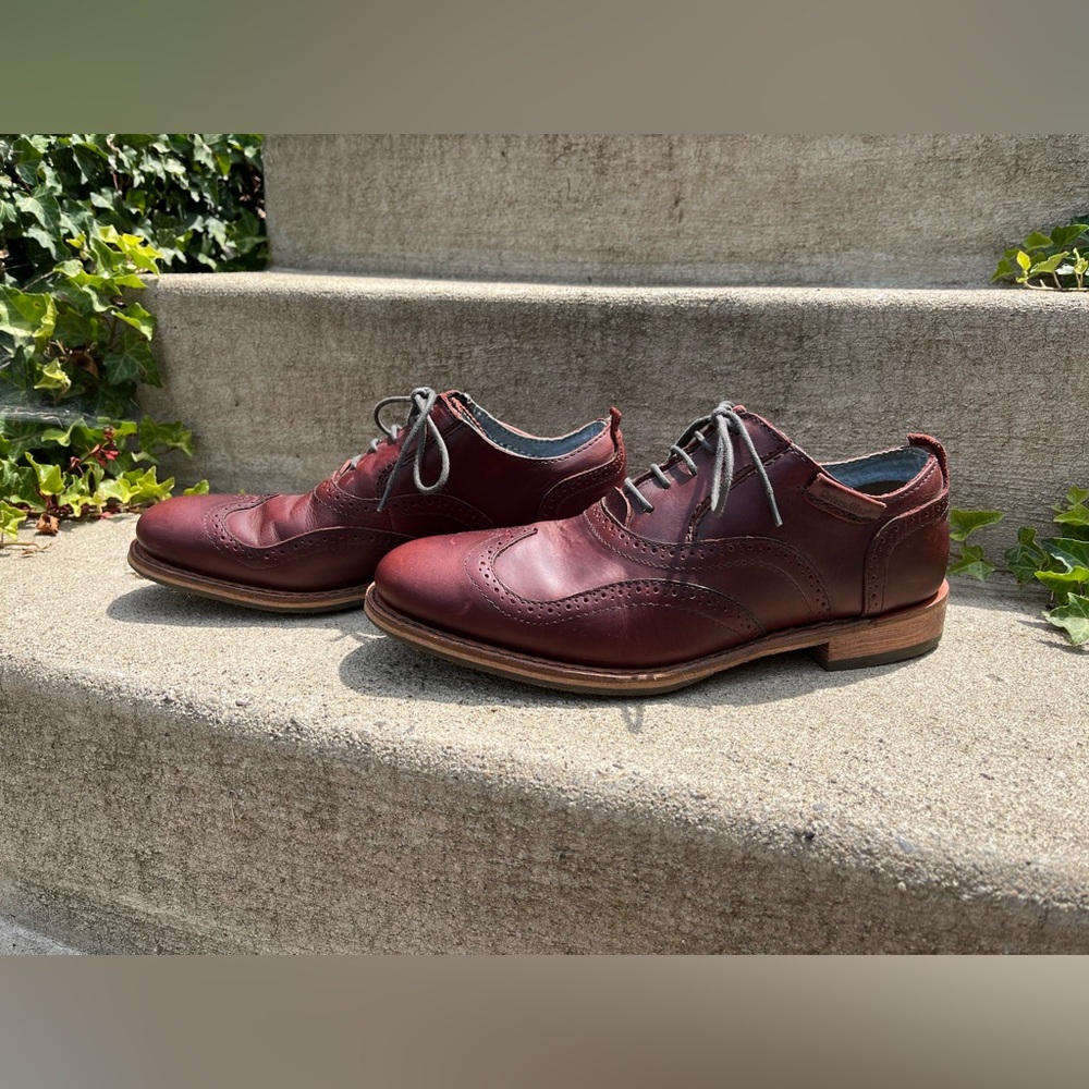 EUC Men’s Caterpillar Dougald wingtip shoes. Size 10.